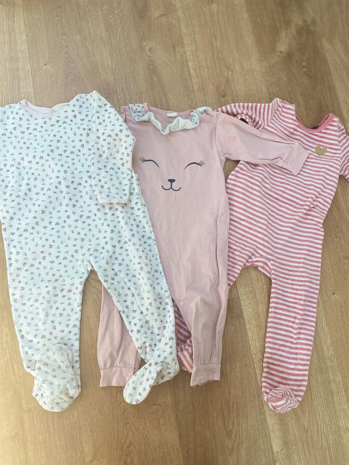 Lot pyjamas une pièce