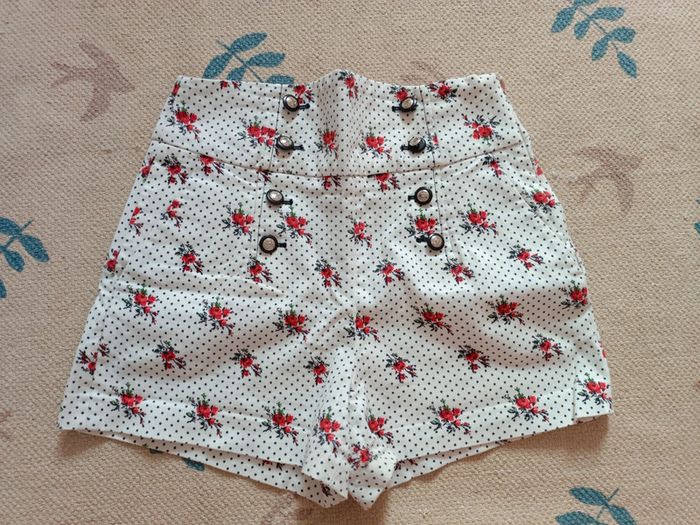 Short court blanc avec rose rouge zara basic M