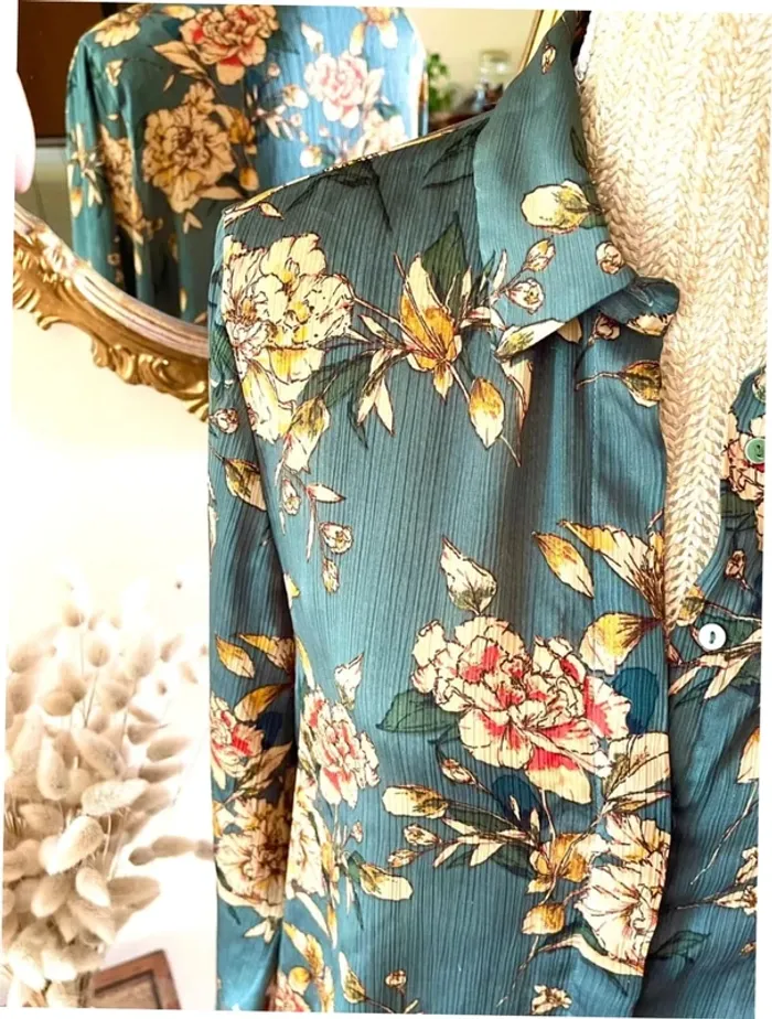 Sublime blouse chemise manche longue à boutonnage fluide motif floral Zara - photo numéro 17