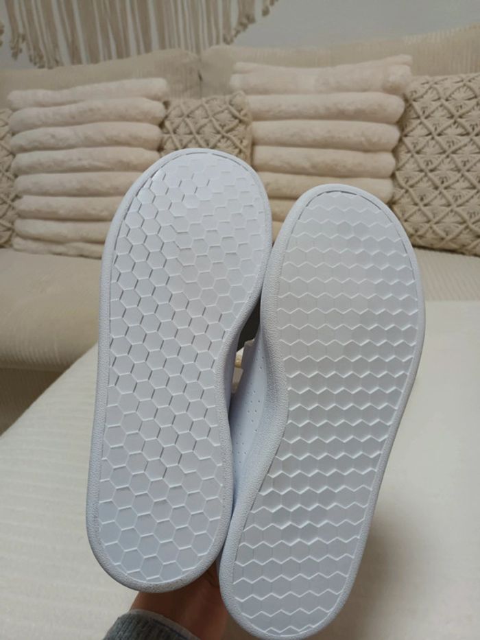 Paire de baskets à scratchs Adidas blanc & rose neuves dans leur boîte d'origine 🏷 - photo numéro 4