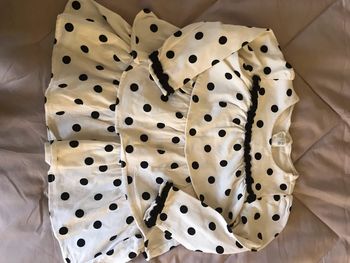 Robe  blanche à pois noir
