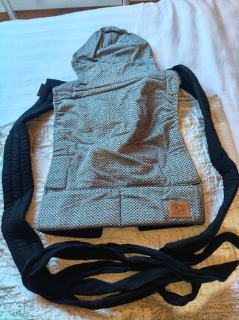 Porte bébé kinderkraft à noué à l'arrière 