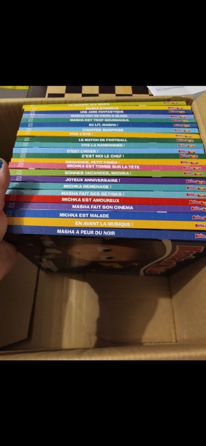 23 livres Masha et Michka neufs