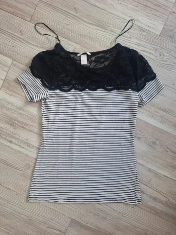 Tee shirt à rayures et dentelle