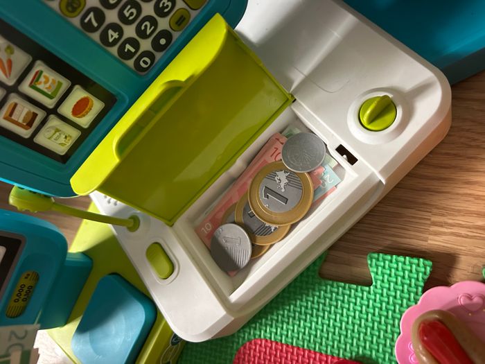 Caisse enregistreuse avec accessoires panier de courses, aliments et un peu de dînette - photo numéro 3