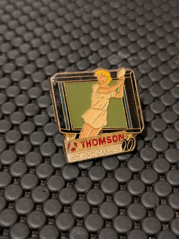Pin's tv Roland Garros Thomson tennis 🎾