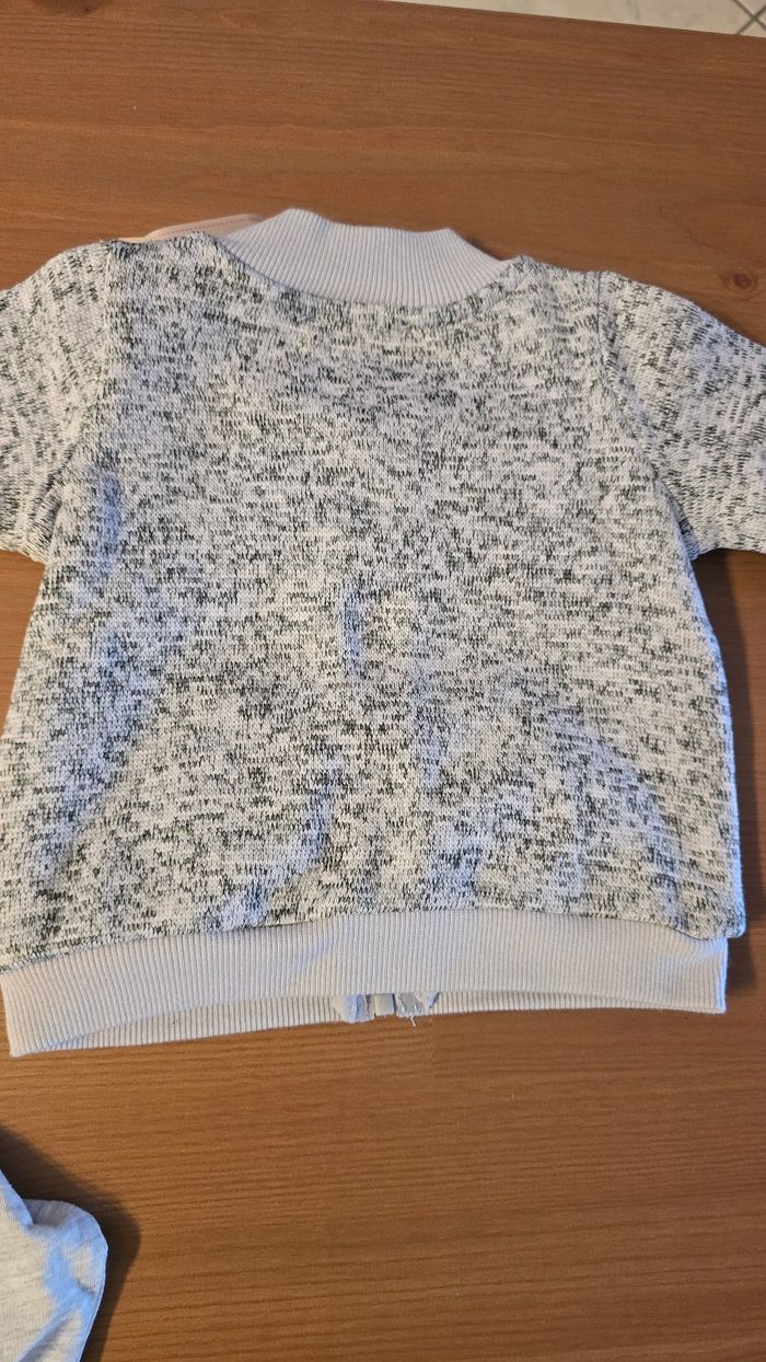 NEUFS (non portés) 💙🤩 sweat zippé et teeshirt ml 3 mois garçon 🤩💙 - photo numéro 3