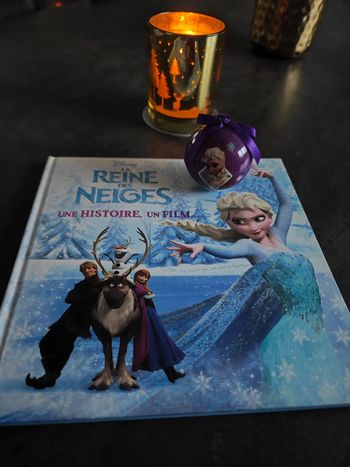 Livre la reine des neiges plus boule de Noël