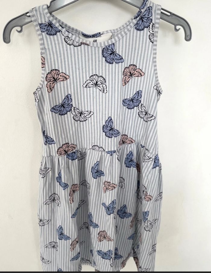 Robe H&M T 134/140 (9/10 ans) avec papillons