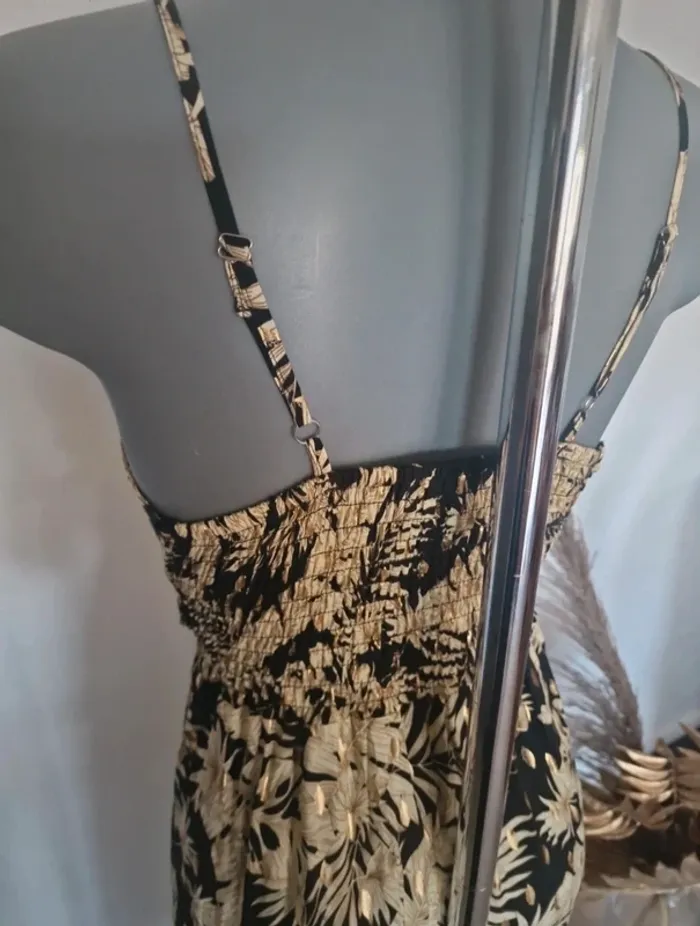 Robe bretelles cache-coeur fleurs tropicales dorées - photo numéro 11