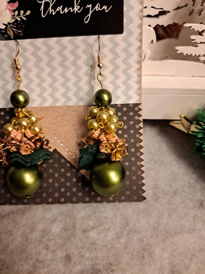 Magnifique paire de boucles d'oreilles pendantes verte et doré - photo numéro 5