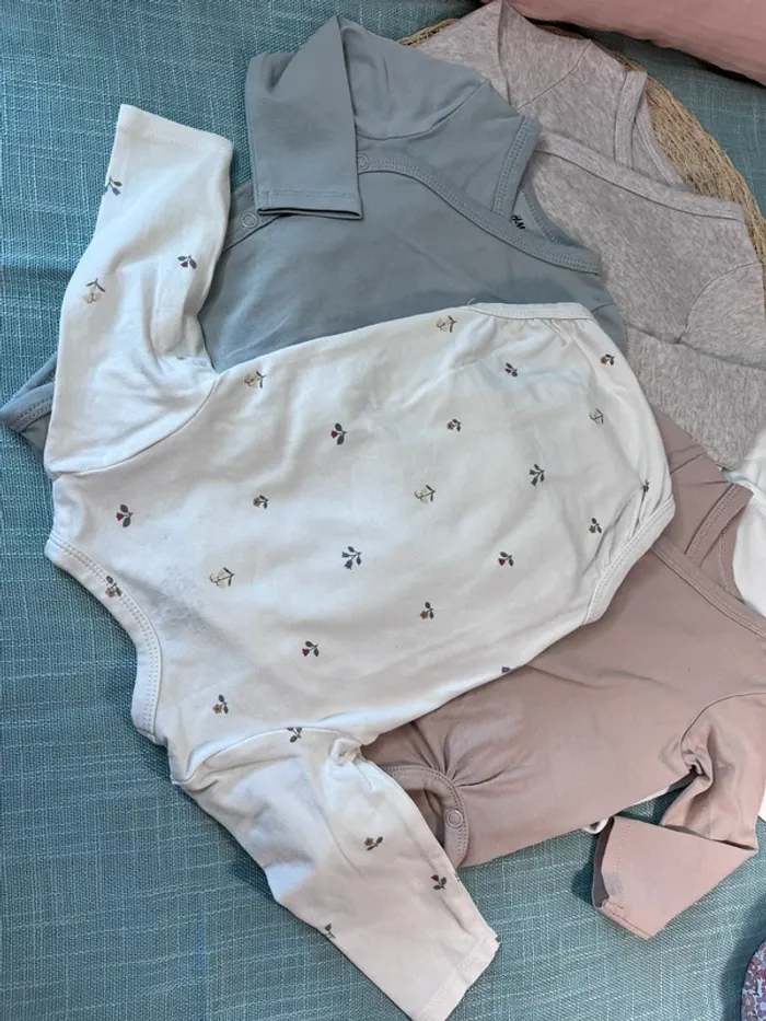 Lot de 5 bodies taille 2-4 mois 62 cm h&m - photo numéro 4