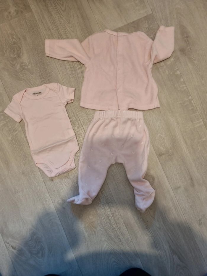 Lot un pyjama 2 pièces licorne et un body manches courtes rose en 6 mois - photo numéro 2