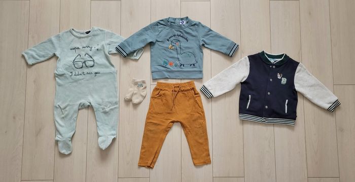 Lot de vêtements pour garçon taille 12 mois / 1 an composé de :
