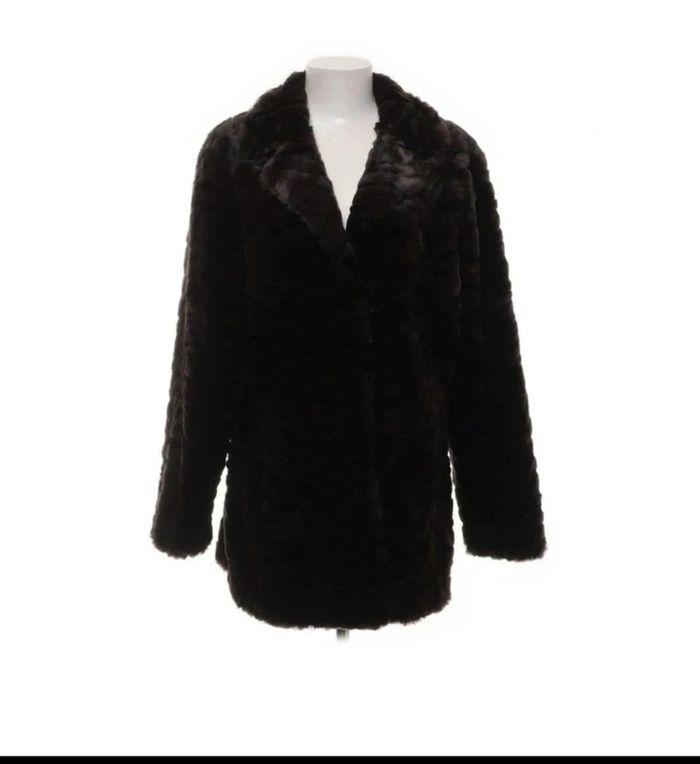 Manteau en fausse fourrure zébrée noir et marron 42
