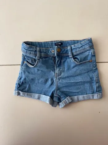 Short fille