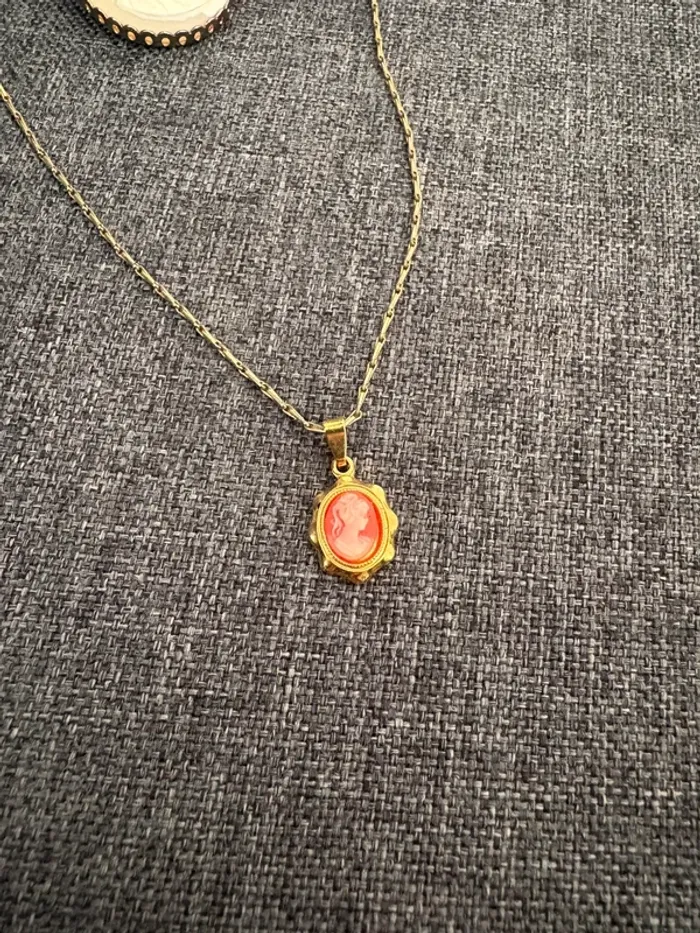 Ensemble collier/ boucle d’oreilles et pin’s - photo numéro 2