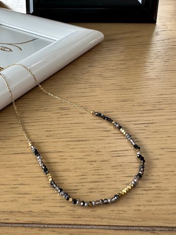 Collier fin en perles de cristal ton gris chaîne en acier inoxydable or avec chaînette réglable  Collection Ateliersdisa