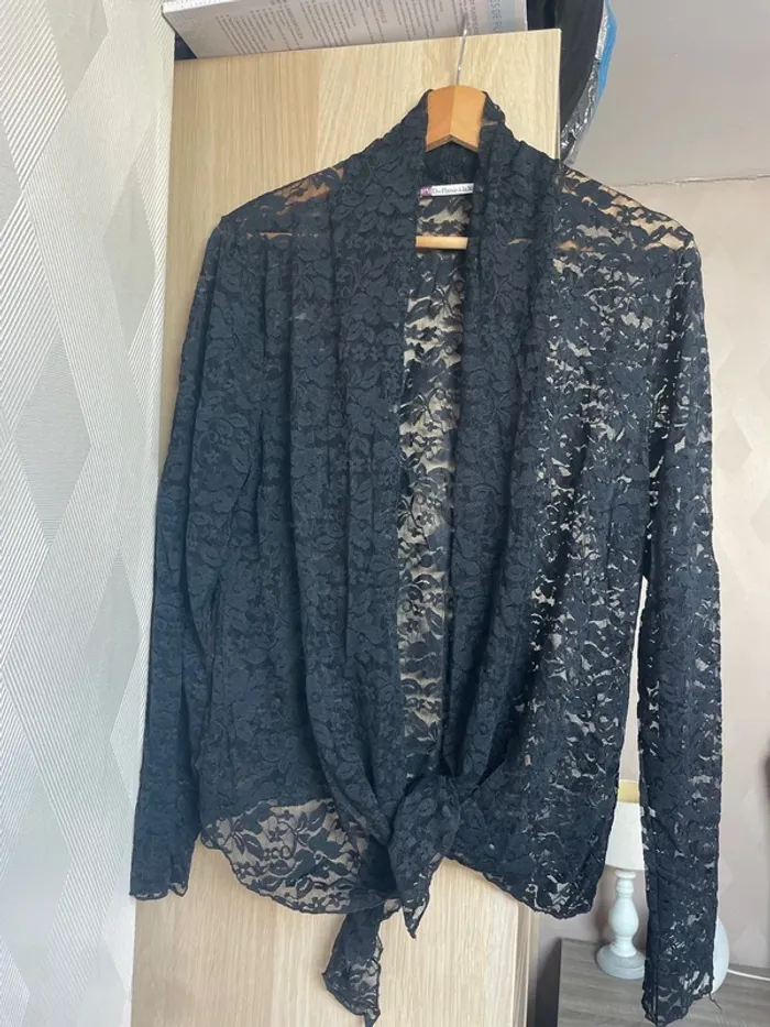 Petit gilet en dentelle noire