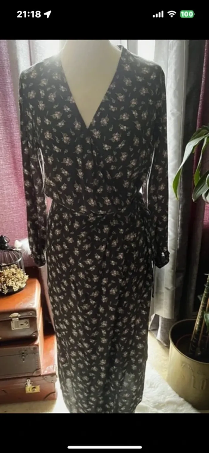 Jolie Robe noir à petites fleurs, taille S (taille grand) , Neuf - H&M - photo numéro 4