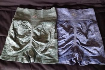 Lot 2 shorts de sport bleu et kaki push up taille M