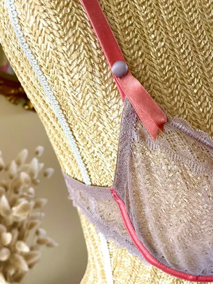 sublime Soutien-gorge dentelle grise transparente détails satinés rose corail sublime et délicat - photo numéro 6