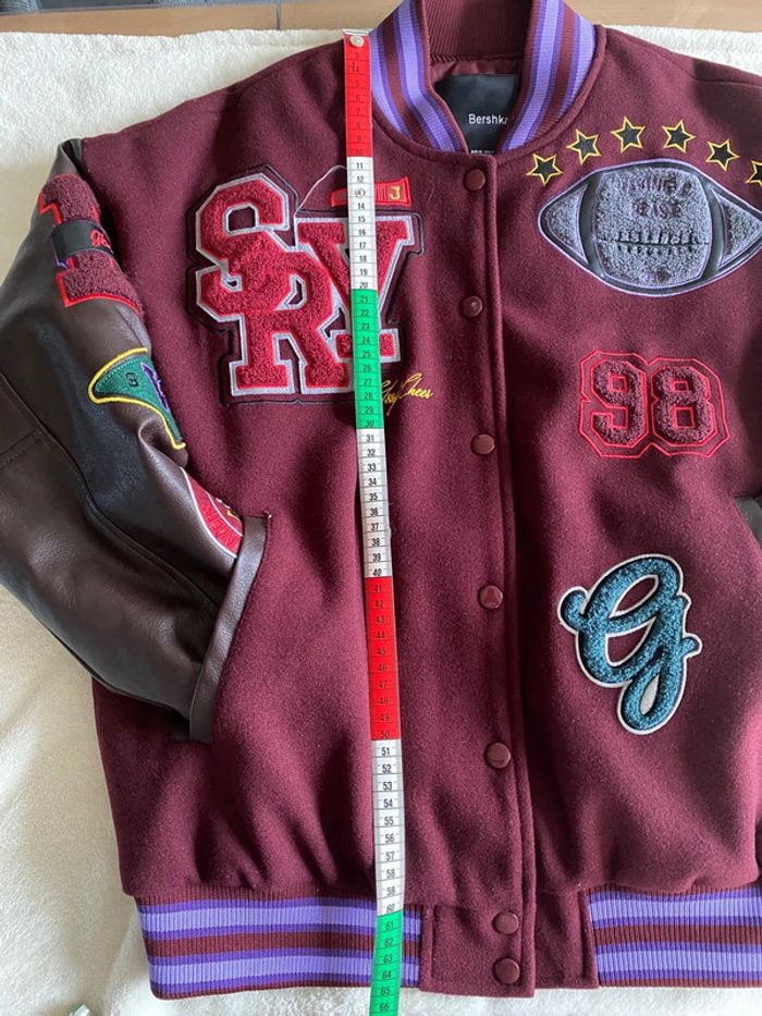 Blouson Teddy Bershka neuf avec étiquette taille XS bordeaux avec motifs - photo numéro 14