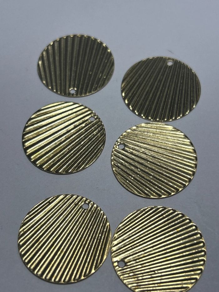 A806, 6 breloques dorées striées 20mm