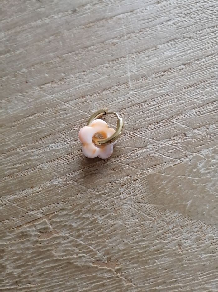 Boucles d'oreilles anneaux dorés en acier inoxydable avec petite fleur blanche et orange neuves - photo numéro 3