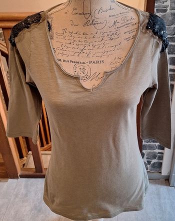 Tee-shirt kaki avec des sequins noirs sur les épaules