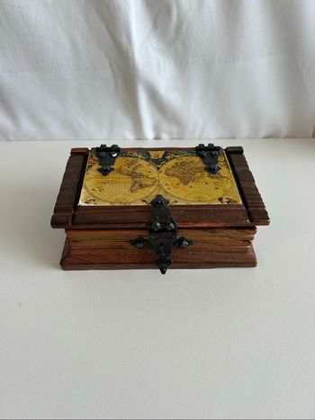 Boîte à secrets livre en bois – Carte du monde