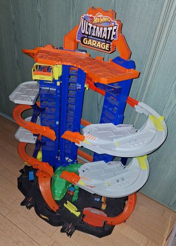 Garage Hotwheels Dino avec une voiture