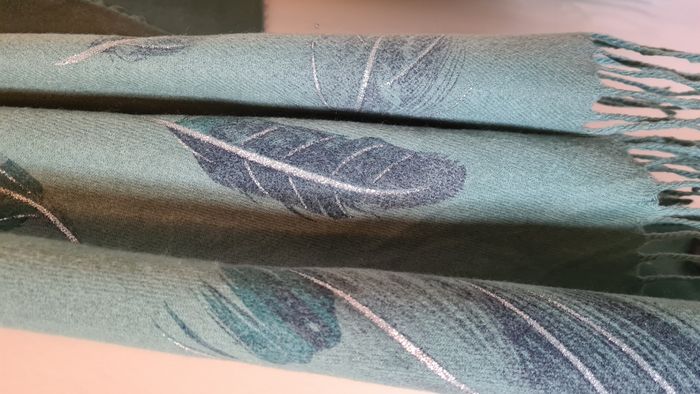 Grande écharpe verte motif feuilles - photo numéro 2