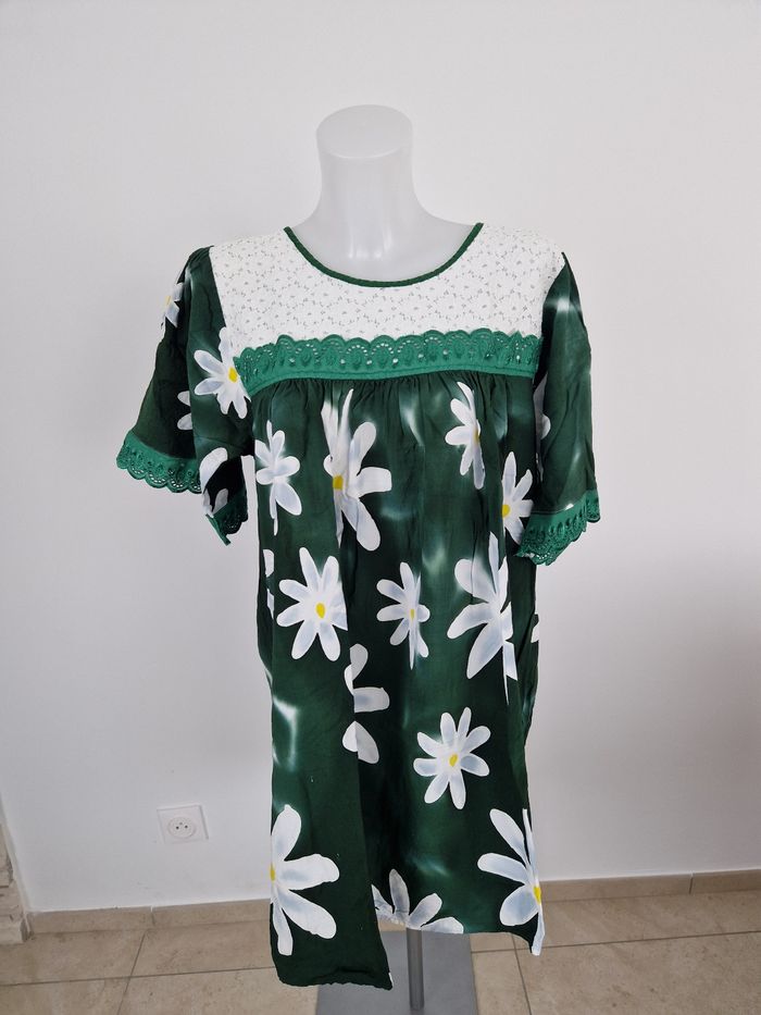 Robe polynésienne verte foncé à fleurs blanche avec détail dentelle