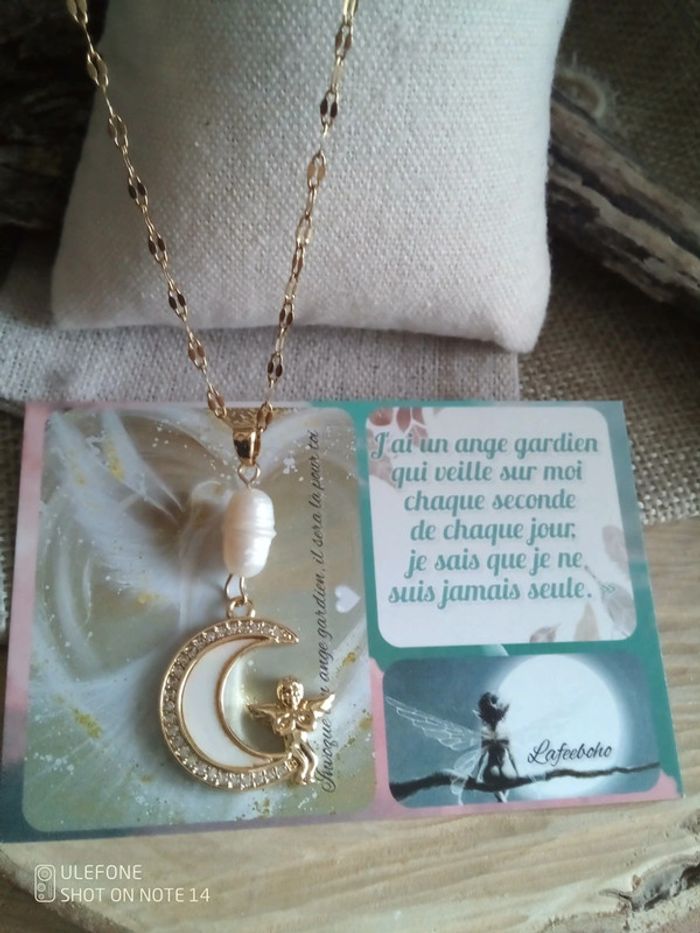 Collier pendentif ange sur la lune avec perle de culture d'eau douce naturelle + carte