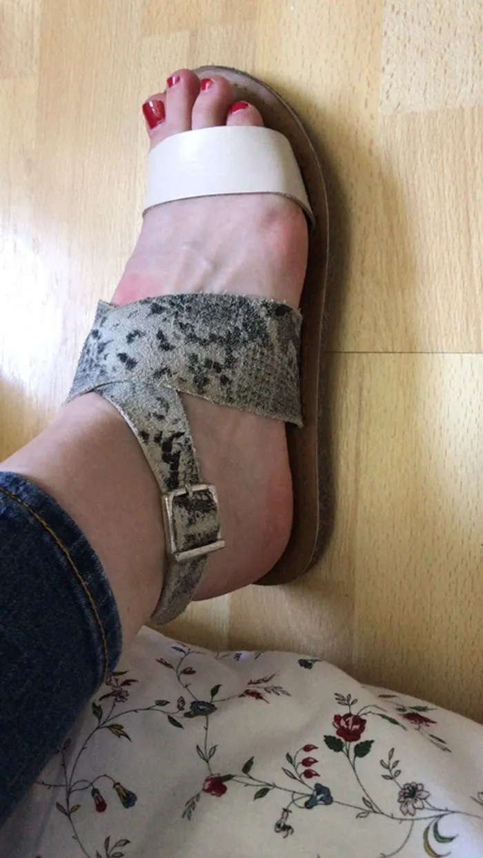 Sandales beiges et grises - photo numéro 2