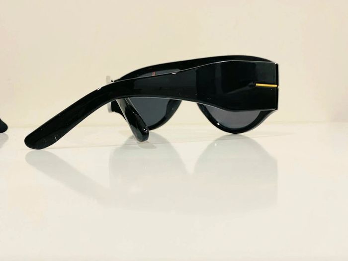 Lunette de soleil mixte noire et dorée bras large taille large - photo numéro 6