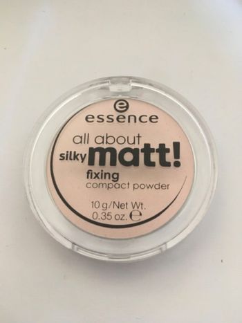 Poudre compacte matifiante et fixatrice Essence neuve