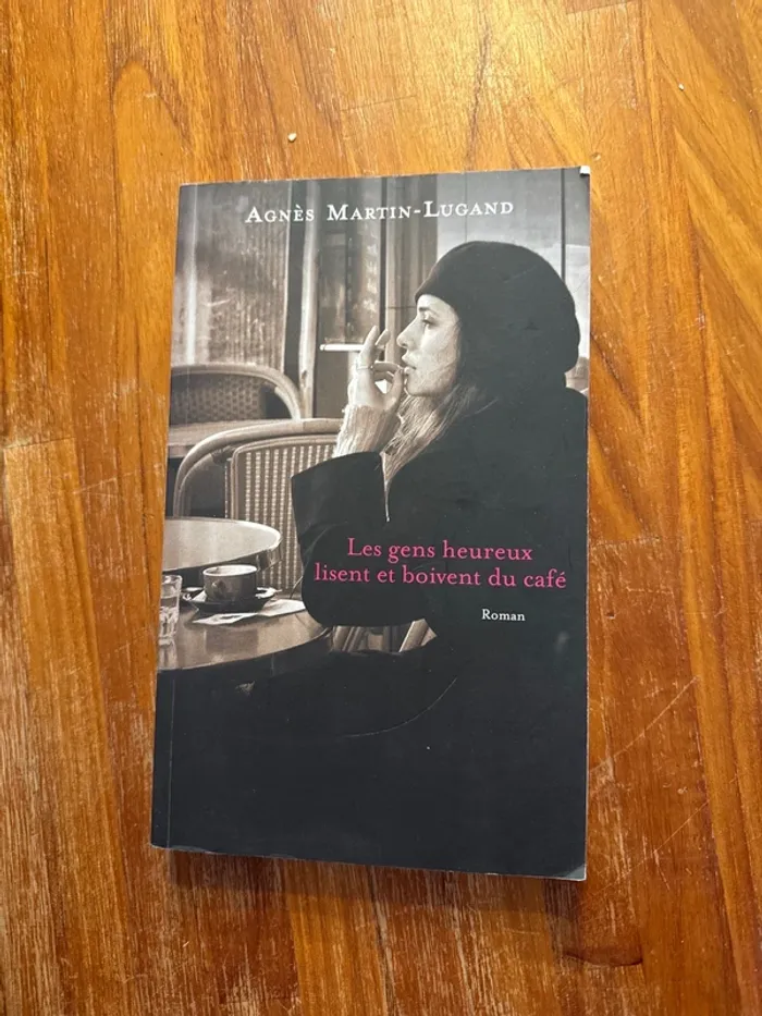 Livre les gens, heureux, lisent et boivent du café