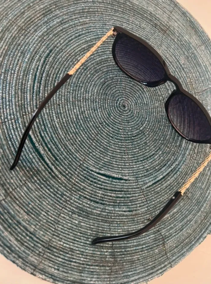 Lunettes de soleil, branche dorée femme Très bon état - photo numéro 6