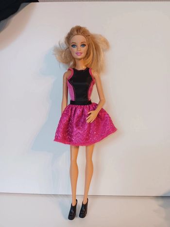 Poupée mattel barbie ensemble jupe et rose et noir (Année du moule corp 2013 tête 1998)