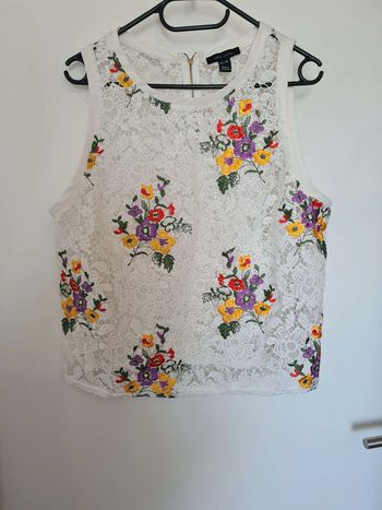 Haut court dentelle fleur brodé taille 44 46