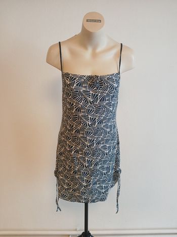 Robe bleue à motifs