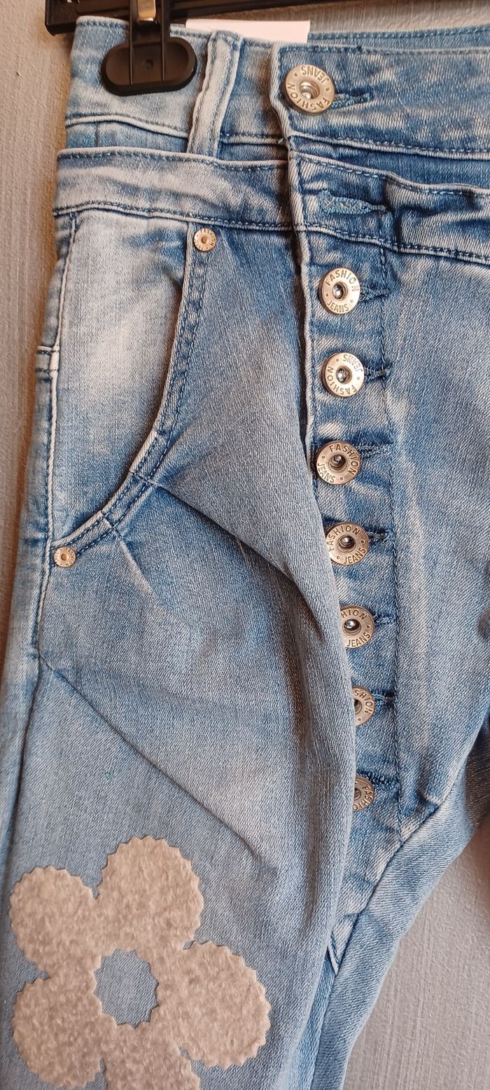 Très joli jeans avec des fleurs femme T XS - photo numéro 3