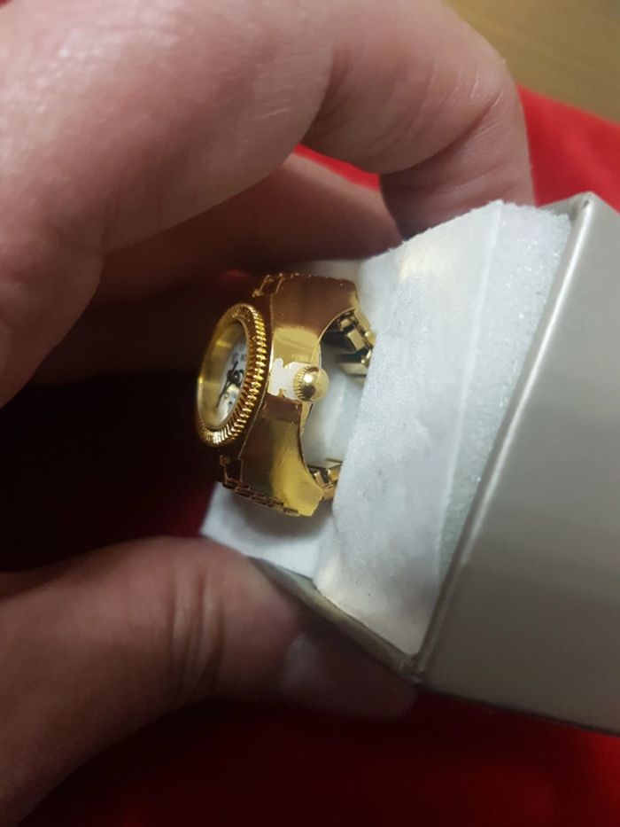 Montre bague acier doré ronde fond blanc - photo numéro 6