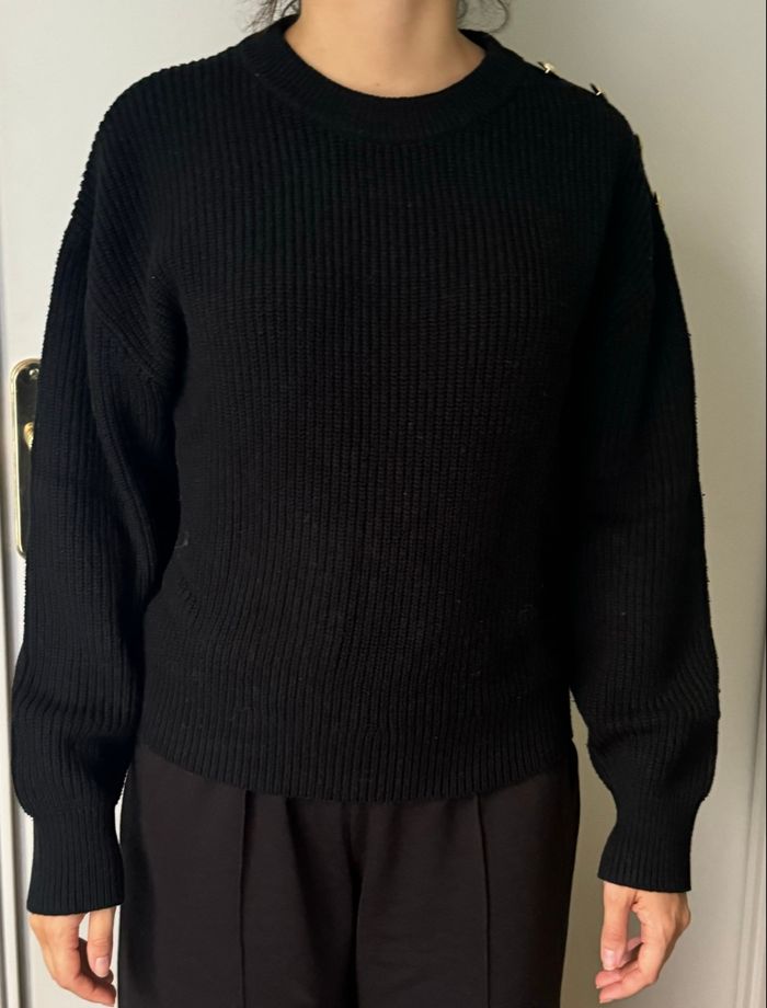 Pull noir avec boutons dorés - H&M - photo numéro 2
