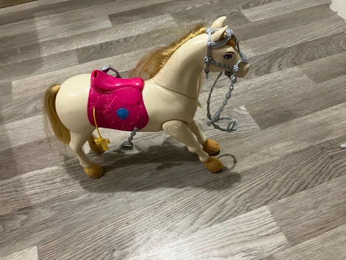 Cheval interactif à fonctions barbie