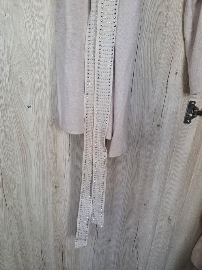 GILET FEMME BEIGE AVEC CEINTURE STRASS TAILLE UNIQUE D'UN 34/40 MARQUE MOOCCI - photo numéro 5