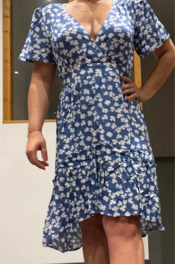 Robe asymétrique bleu et blanche fleurs sexy
