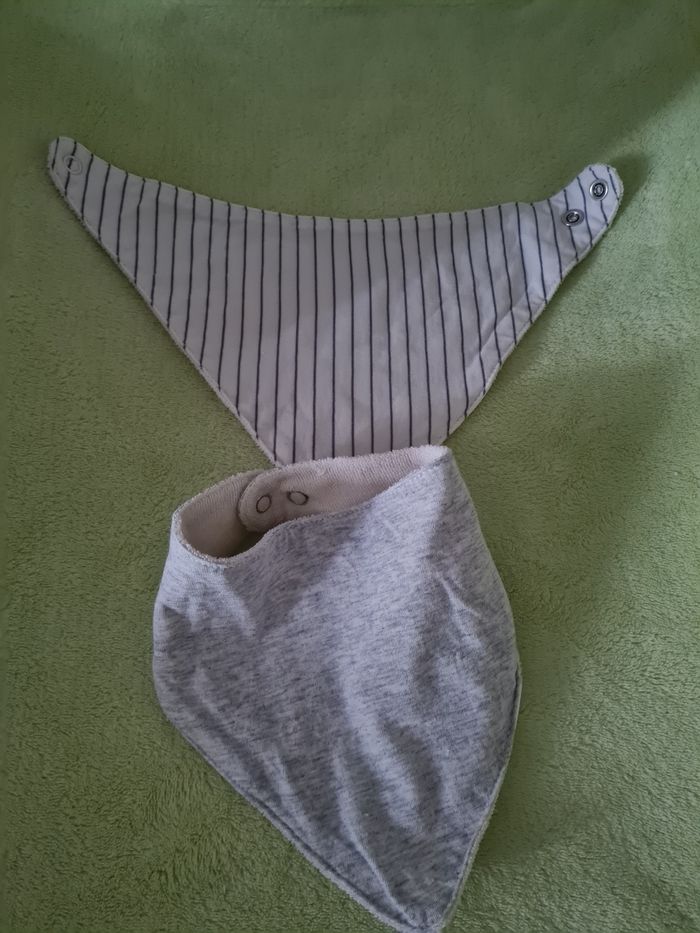 Lots de deux bavoirs - photo numéro 1